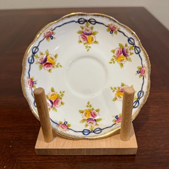 Royal Albert English Crown China Tea Cup and Saucer Set - Bows and Flowers - Picture 4 of 6